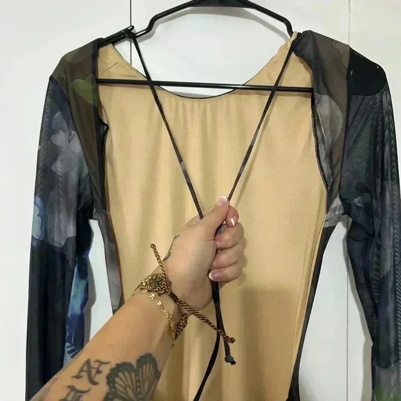 White fox long sleeve open back women’s dress - Picture 7 of 9